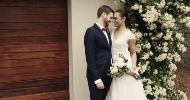 Matrimonio Coppia Felice Nella Natura Con Abbraccio Romanticismo Impegno Celebrazione — Video Stock