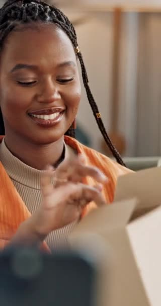 Frumusețe Influencer Femeie Neagră Revizuirea Unboxing Ser Telefon Pentru Fluxul — Videoclip de stoc