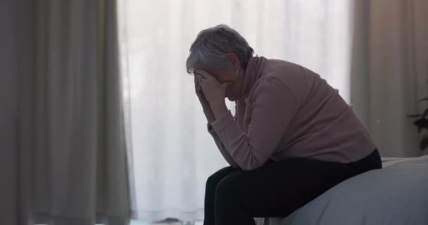 Chorando Depressão Mulher Triste Quarto Com Ansiedade Problema Saúde Mental — Vídeo de Stock