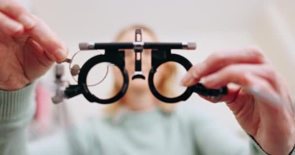 用验光师的手做眼药水 眼镜和眼科检查 并在临床上进行特写和健康检查 眼科医生 镜片和视力 医疗保健或视力检查框架及医院评估 — 图库视频影像