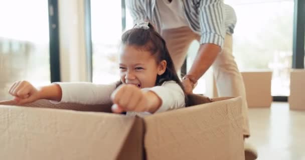 Glimlach Doos Spelen Met Familie Nieuw Huis Voor Verhuizen Eigendom — Stockvideo