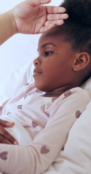 Doente Mãos Menina Criança Com Toque Para Verificar Monitorar Bem — Vídeo de Stock