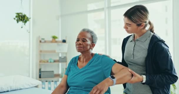 理疗咨询 康复和老年妇女做手臂锻炼 骨科锻炼或愈合关节疼痛 健康支持和理疗师帮助老年患者 — 图库视频影像