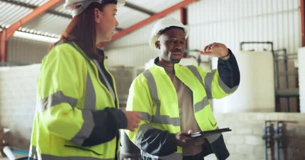 Gestão Projetos Tablet Trabalhadores Construção Armazém Para Planejamento Discussão Diversidade — Vídeo de Stock