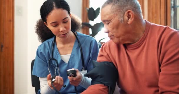 老年妇女 护士和血压机在家中照料心脏跳动 监测或保健 女病人 女医生或女医疗护理人员在家中检查老年病人的下午体重或结果 — 图库视频影像