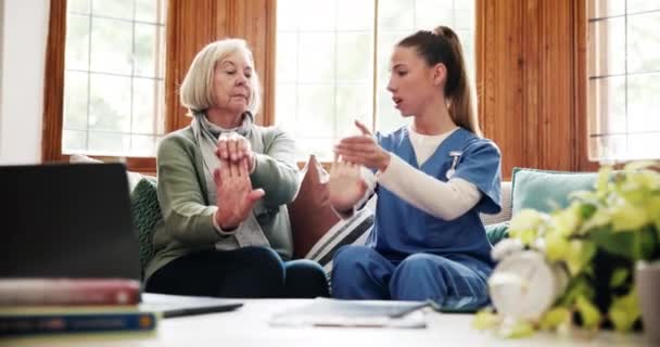 Physiotherapeut Stretching Hände Oder Seniorin Der Physiotherapie Für Arthritis Oder — Stockvideo