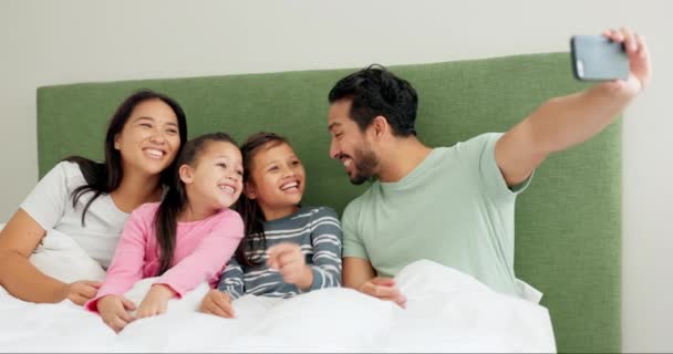 Familie Bed Morning Selfie Thuis Voor Geluk Quality Time Bonding — Stockvideo