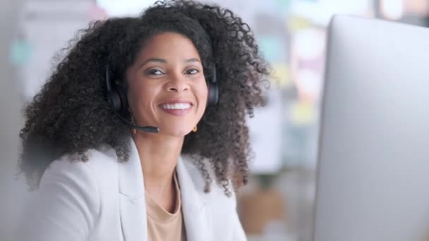 打电话给中心或客户支持代理 穿着耳机在里面工作时看上去很开心 一个笑着的远程工作者喜欢她的工作 提供卓越的服务和解释产品的肖像 — 图库视频影像