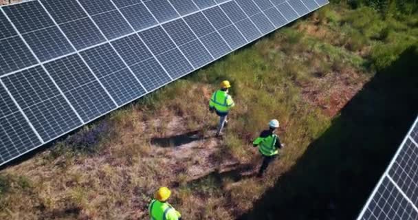 Team Walking Presso Fattoria Pannello Solare Ispezione Energia Pulita Manutenzione — Video Stock