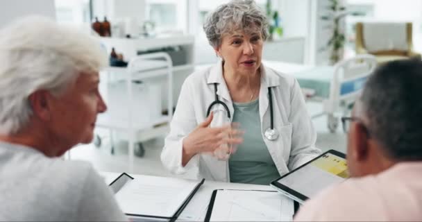 Kvinna Läkare Och Möte Par Med Tablett För Sjukhusbedömning Testresultat — Stockvideo