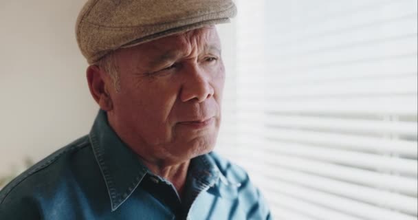 Грустный Думающий Пожилой Человек Доме Психическими Расстройствами Депрессией Ошибкой Идея — стоковое видео