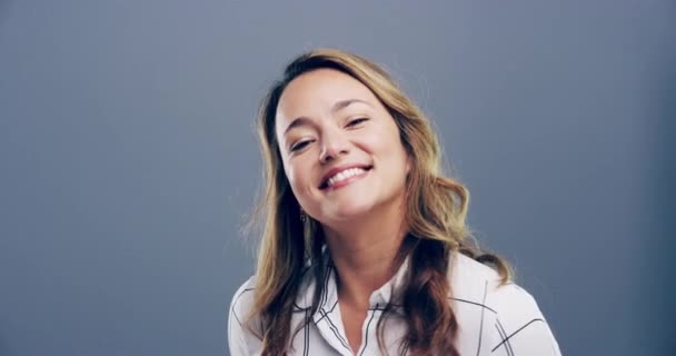 Обличчя Щаслива Жінка Знаком Миру Студії Ізольовані Сірому Фоні Макет — стокове відео