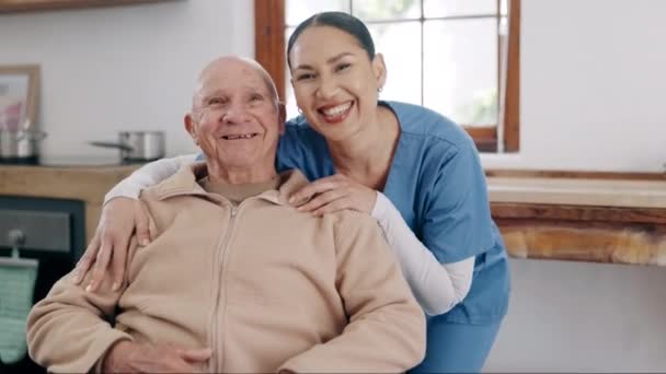 Šťastný Pečovatel Tvář Staršího Muže Kuchyni Pro Péči Lékařskou Podporu — Stock video