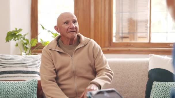 Healthcare Diskussion Læge Med Senior Mand Stuen Til Diagnose Eller – Stock-video