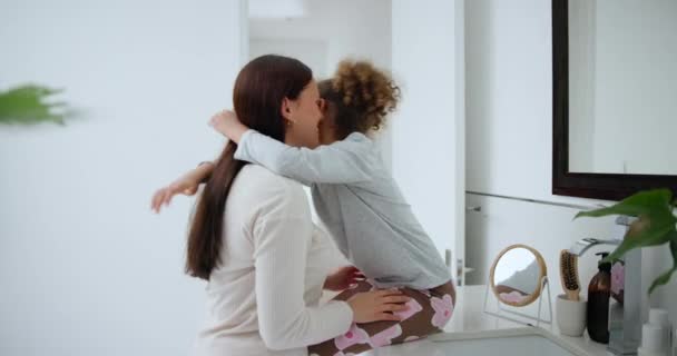 Mãe Filha Abraço Quarto Por Amor Vínculo Relacionamento Com Felicidade — Vídeo de Stock