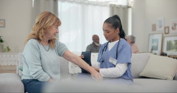 가정에서 상담을위한 의사와 고위와 심장학 간호사 서비스 컨설팅에서 고혈압 환자를 — 비디오