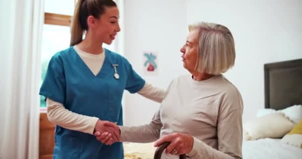 Старшая Женщина Медсестра Тростью Поддержки Помощи Инвалидности Передвижения Доме Престарелых — стоковое видео