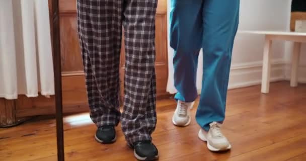 Senior Hombre Enfermera Con Bastón Para Apoyo Ayuda Movimiento Hogar — Vídeo de stock