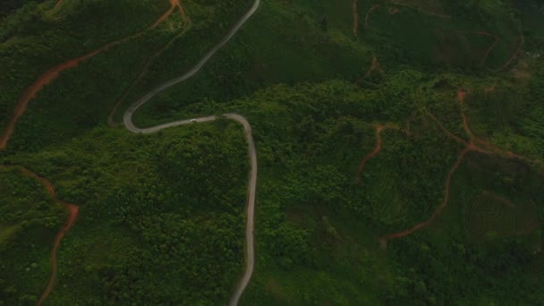 森林和无人驾驶飞机与山丘 道路和风景 自然景观与树木 和平与环境促进可持续性 绿化或多雾的灰色天空国家 — 图库视频影像