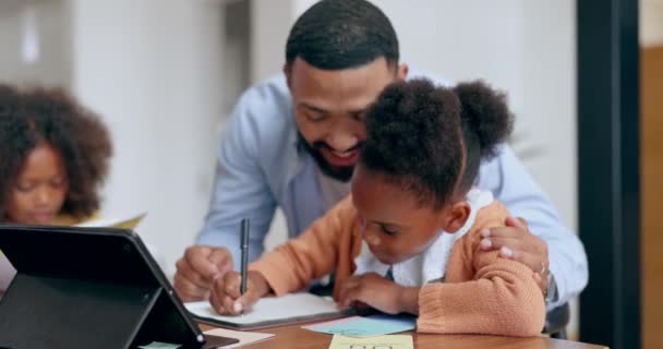 Γράφοντας Κορίτσι Πατέρας Tablet Για Μάθηση Πληροφορίες Σπουδές Για Υποστήριξη — Αρχείο Βίντεο