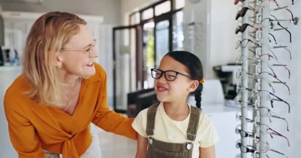 Žena Dítě Volba Pro Brýle Úsměv Péči Oči Nebo Zdravotní — Stock video