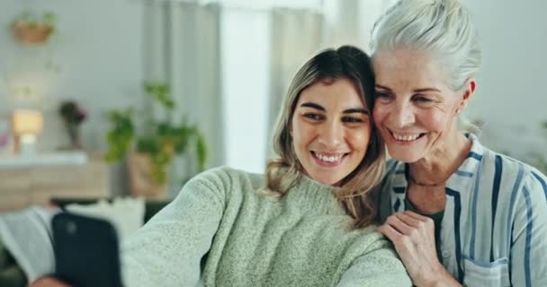 Selfie Love Woman Senior Mother Living Room Memory Moment Bond — Stock Video