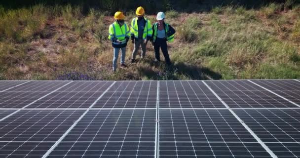 Solpaneler Ingenjörer Och Lantbruk Lagarbete Eller Förnybar Energilösning Eller Miljövänlig — Stockvideo