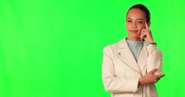 プロモーション マーケティングのためのモックアップスペースを備えたスタジオで考える 緑のスクリーンと女性 クロマキーバックによるプランニングフェイスによる女性モデルのアイデア ブレインストーミング — ストック動画