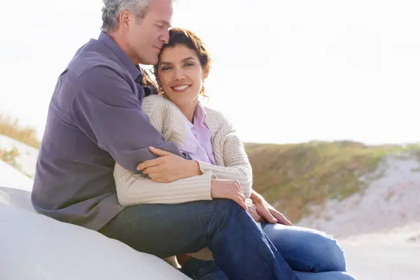 Paar Gezicht Glimlach Buiten Met Knuffel Voor Romantiek Liefde Relatie — Stockfoto