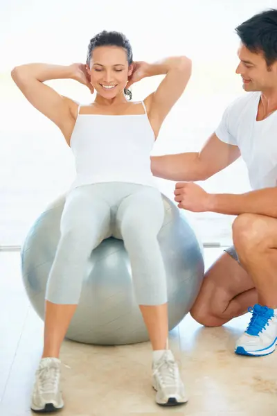 Femme Exercice Fitness Avec Entraîneur Personnel Ballon Entraînement Salle Gym — Photo