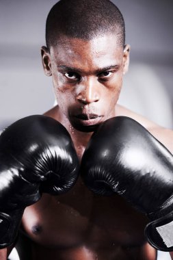 Boks, eldivenler ve spor kulübündeki spor müsabakasında kendine güvenen, formda ve spor yapan siyahların portresi. Güçlü vücut, spor salonundaki sporcu ya da boksör yüzü ter ve savaşçı gücüyle yarışmada.