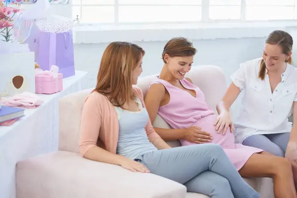 ベビーシャワー 胃の上の手 リビングルームのソファー 胎児の移動に満足しています 妊娠中の女性 家族の友人と子供を祝うことに興奮 — ストック写真