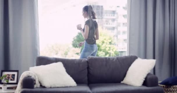 Žena Balkón Káva Pít Doma Pro Relaxaci Víkendový Odpočinek Čaj — Stock video