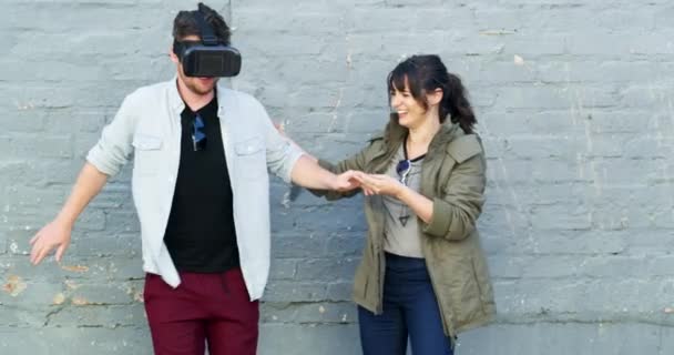 Paar Virtual Reality Dom Buitenlucht Headset Lachen Komedie Hulp Technologie — Stockvideo