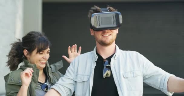 Paar Virtual Reality Plezier Buitenlucht Headset Lachen Komedie Dom Technologie — Stockvideo