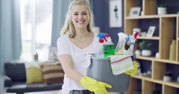 Wanita Potret Atau Produk Pembersih Musim Semi Untuk Pekerjaan Rumah — Stok Video