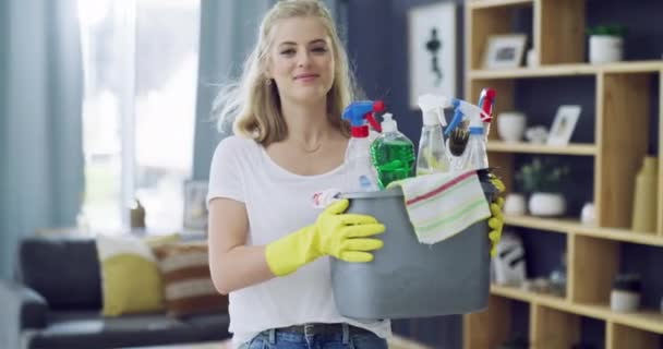 喜欢打扫客厅做家务 洗涤剂和在家里感到自豪 年轻人 在休息室 手套和公寓的家务活中 要有笑脸和清洁剂或液体消毒剂 — 图库视频影像