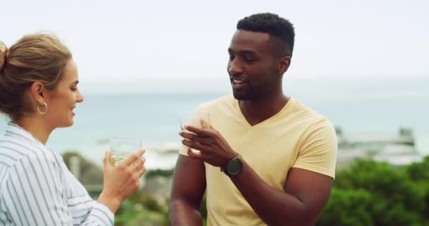 海洋リゾート ホテル 異人種間の結婚のお祝いの休日にトースト ドリンク カップル ワイン ビーチテラスで島の休暇で幸せな男女 — ストック動画