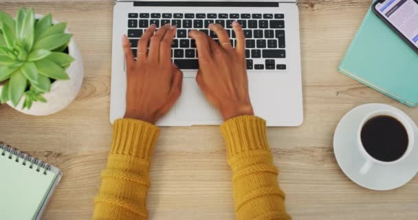 Uzaktan Çalışma Eller Bilgisayarlı Kadının Araştırma Sohbet Sosyal Medya Için — Stok video