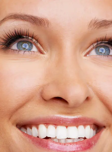 Γυναίκα Μάτια Και Κοντινό Πλάνο Χαμόγελο Δόντια Και Όραση Ίριδα — Φωτογραφία Αρχείου