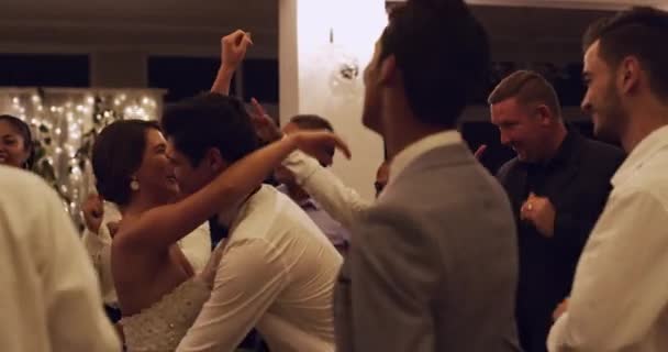 Bruiloft Gasten Dansen Met Paar Dansvloer Van Feestelijke Receptie Evenement — Stockvideo