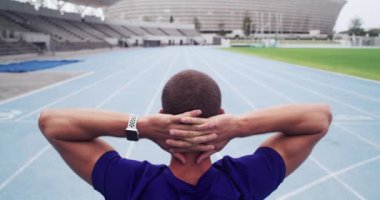 Arka görüş, atlet ya da koşucu, fitness ve antrenman için stadyumda antrenman. Kişi, arka veya çalışma alanı düşünme, rekabet veya spor için dışarıda sağlık ve spor.