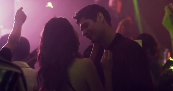 Pár Láska Světla Nočním Klubu Pro Tanec Zábavu Večer Novém — Stock video