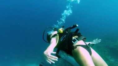 Okyanus, kadın tüple dalış macerası ve su altında eğlence Raja Ampat 'ta doğa ya da tropikal tatil. Mavi deniz, sualtı ekolojisi ve Endonezya 'da ada tatilinde yüzme numaraları.