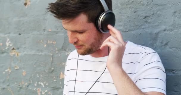 Homme Écouteurs Musique Danse Liberté Streaming Audio Radio Chanson Podcast — Video