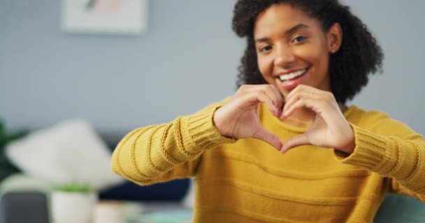 Coração Mãos Rosto Mulher Feliz Casa Nova Com Agradecimento Gesto — Vídeo de Stock