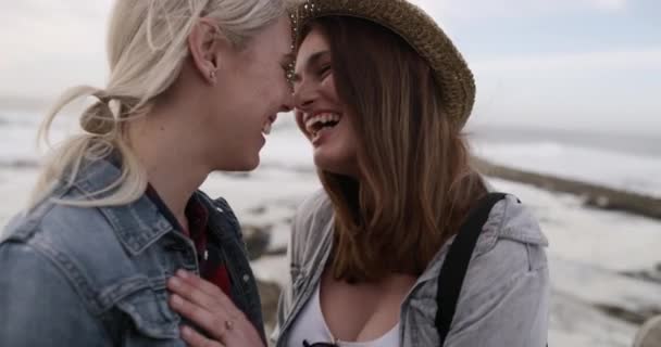 Lesbica Coppia Bacio Sulla Spiaggia Con Risate Romanticismo Giocoso Vacanze — Video Stock