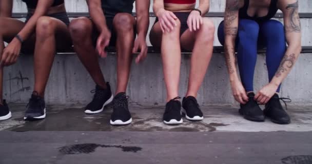 Spor Egzersiz Antrenman Için Stadyumda Ayakkabı Dantel Kravat Grup Elleri — Stok video