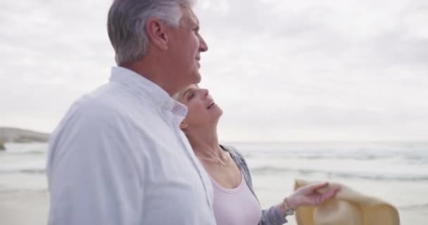Casal Sênior Conversando Andando Pela Praia Para Relaxar Apoiar Bem — Vídeo de Stock
