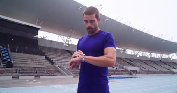 Koşucu Adam Hız Golleri Için Zamanı Kontrol Mutlu Fitness Eğitiminde — Stok video